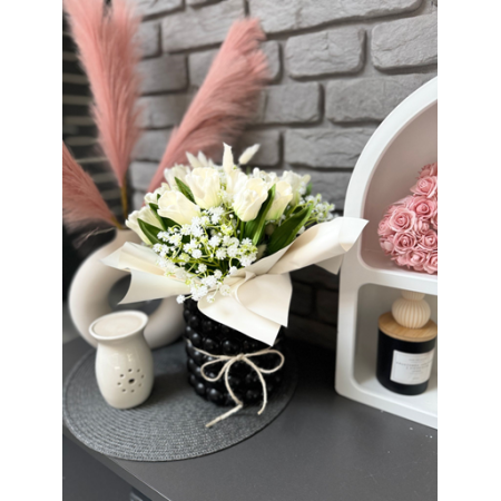 Kompozycja piankowych tulipanów w ceramicznym czarnym wazonie